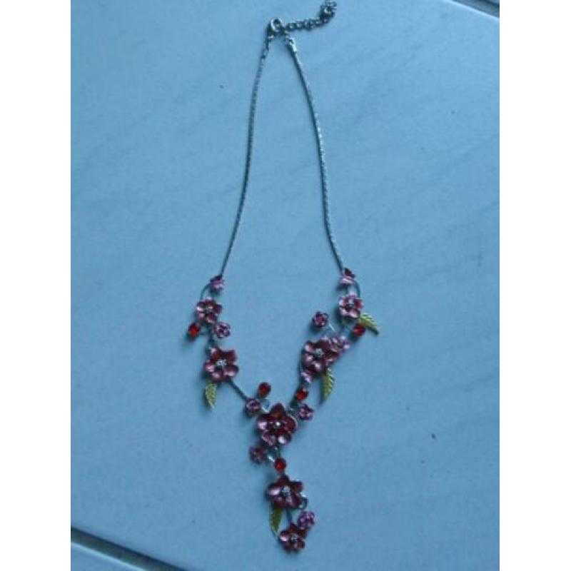 Zilverkleurige Ketting met Bloemetjes hanger