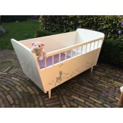 Vintage ledikantje met schattig hertje