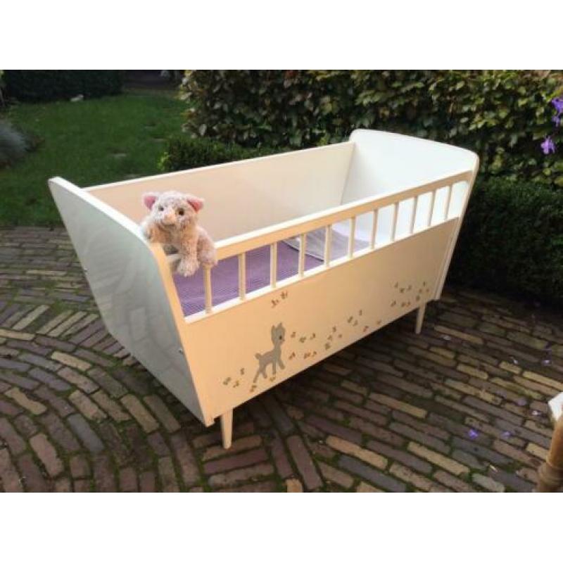 Vintage ledikantje met schattig hertje