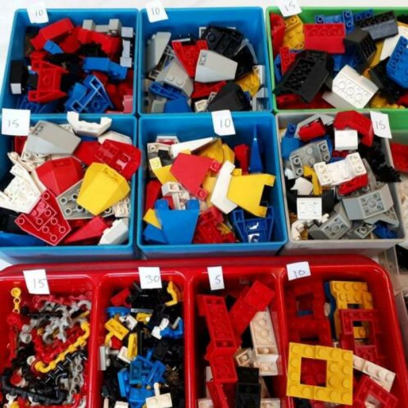 Grote partij lego met +/_1100 auto onderdelen