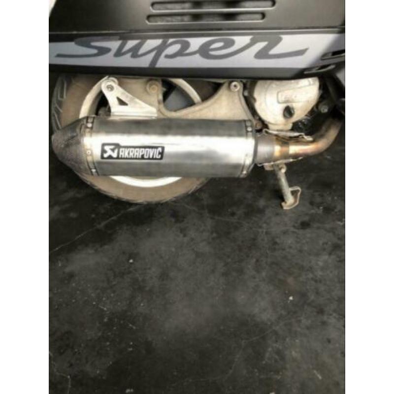 akrapovic vespa uitlaat origineel!