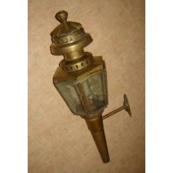 Antieke koperen koetslamp op olie