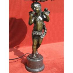 Grote bronzen beeld met Tiffanykap lamp engel in brons.