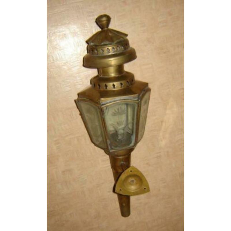Antieke koperen koetslamp op olie