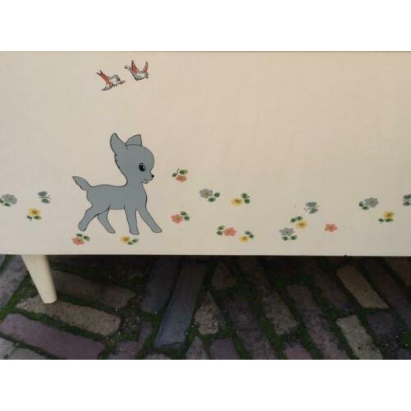 Vintage ledikantje met schattig hertje