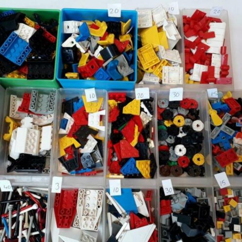 Grote partij lego met +/_1100 auto onderdelen