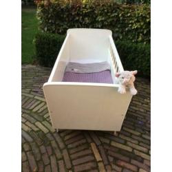 Vintage ledikantje met schattig hertje