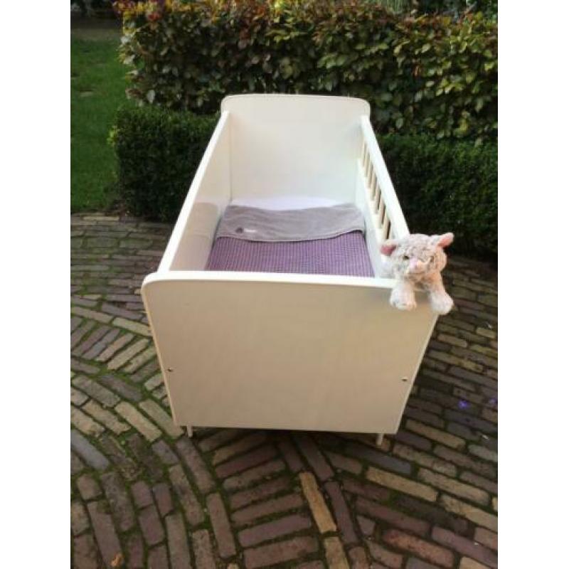 Vintage ledikantje met schattig hertje