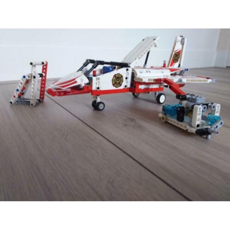 Set van 2 lego technics brandweervliegtuigen 42040.