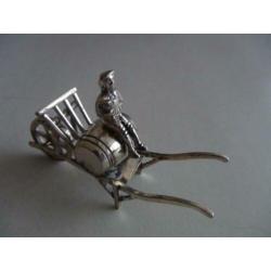 Miniatuur zilver AP6 kruiwagen +ton man zilveren miniaturen