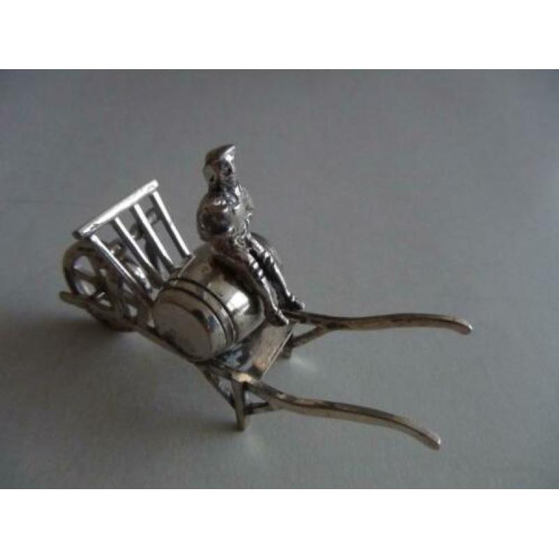 Miniatuur zilver AP6 kruiwagen +ton man zilveren miniaturen