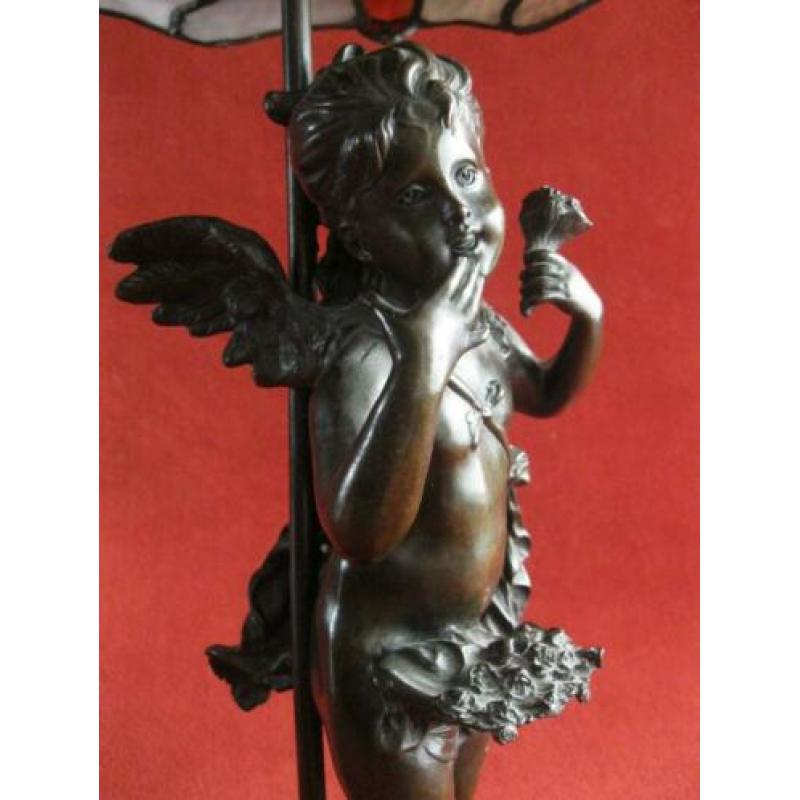 Grote bronzen beeld met Tiffanykap lamp engel in brons.