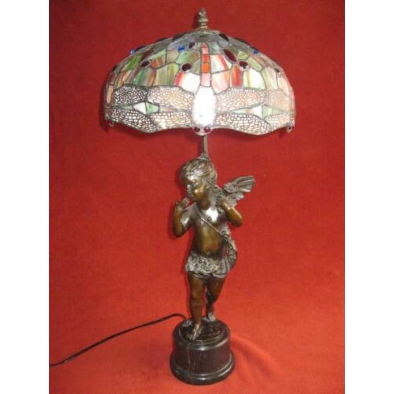 Grote bronzen beeld met Tiffanykap lamp engel in brons.