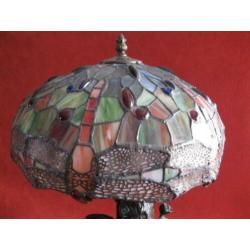 Grote bronzen beeld met Tiffanykap lamp engel in brons.
