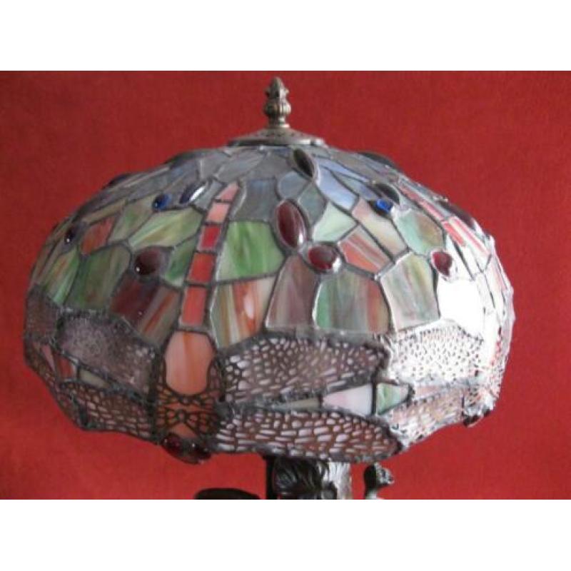 Grote bronzen beeld met Tiffanykap lamp engel in brons.
