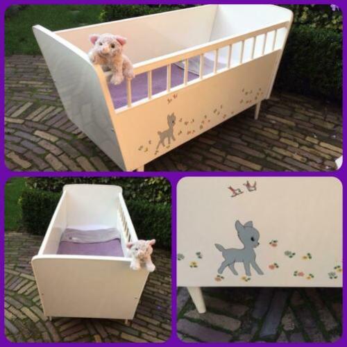 Vintage ledikantje met schattig hertje