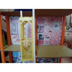 Vintage Barbie huis met lift en meubels