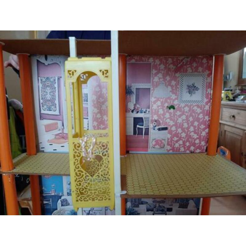 Vintage Barbie huis met lift en meubels