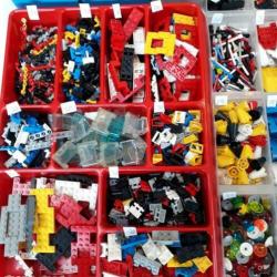 Grote partij lego met +/_1100 auto onderdelen