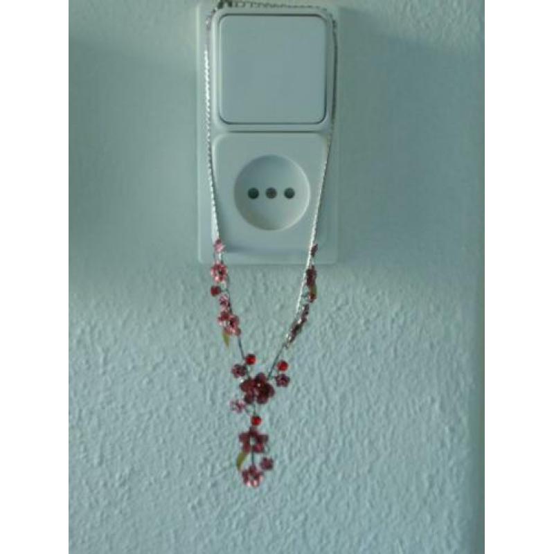 Zilverkleurige Ketting met Bloemetjes hanger