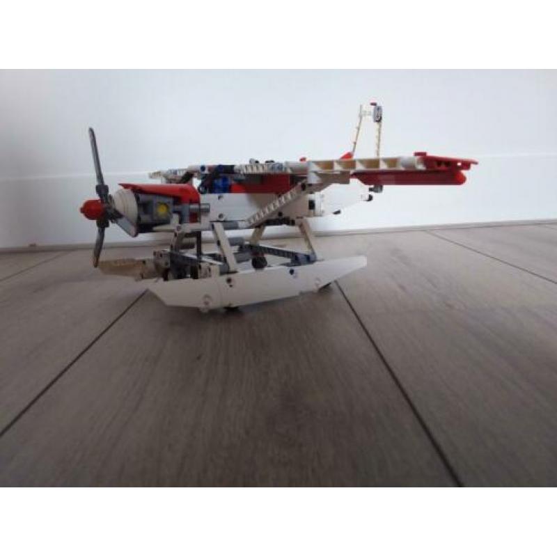 Set van 2 lego technics brandweervliegtuigen 42040.