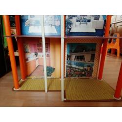 Vintage Barbie huis met lift en meubels