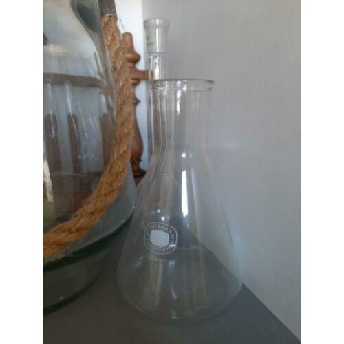 Laboratorium spullen van glas, maatkolven, pipetten e.d.