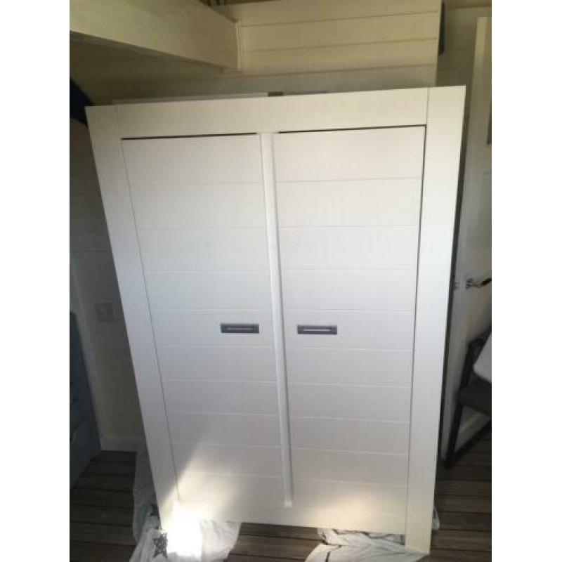 Complete baby kamer: commode, kast, bed + aerosleep matras
