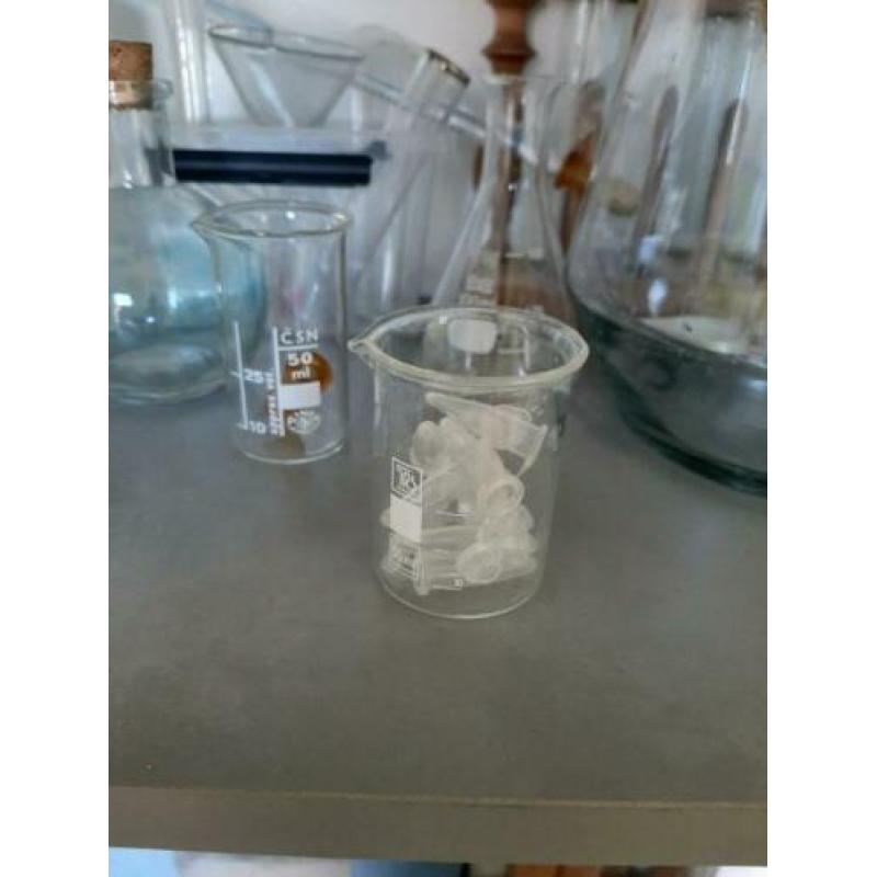 Laboratorium spullen van glas, maatkolven, pipetten e.d.