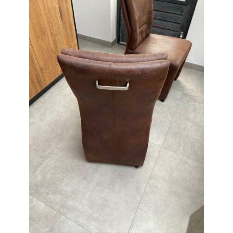 Eetkamertafel met 4 verrijdbare stoelen.