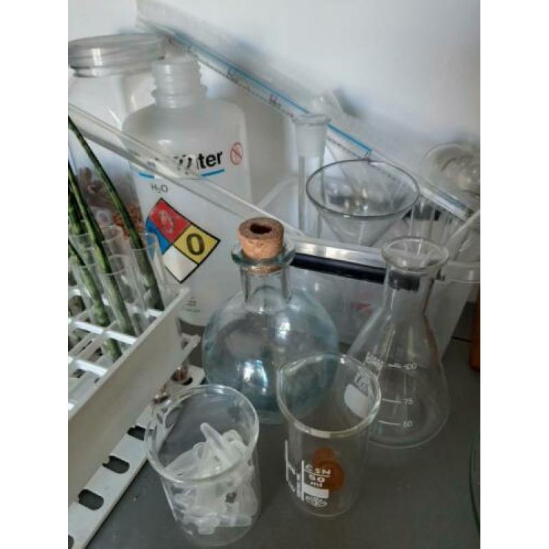 Laboratorium spullen van glas, maatkolven, pipetten e.d.