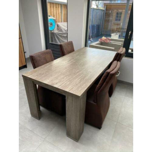 Eetkamertafel met 4 verrijdbare stoelen.