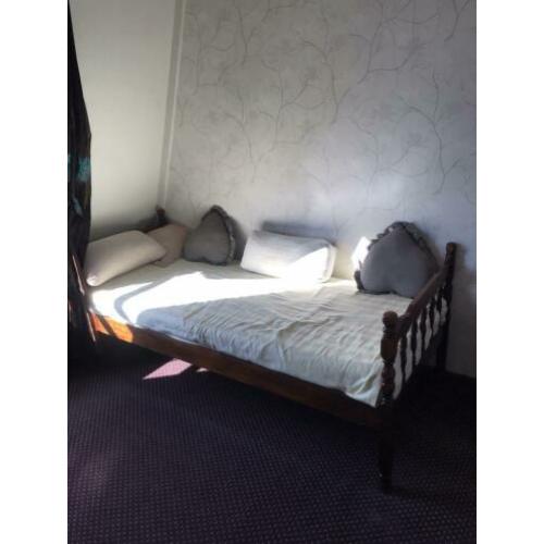 Antieke houten bed met latte bodem