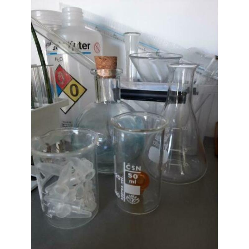 Laboratorium spullen van glas, maatkolven, pipetten e.d.