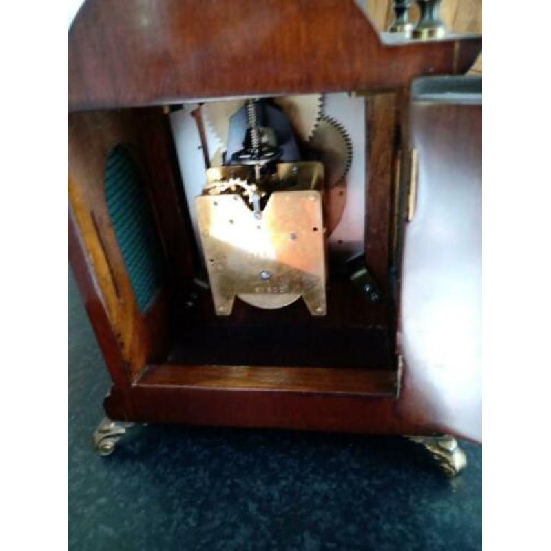 1tafel kloke van wuba en een comsole van hout