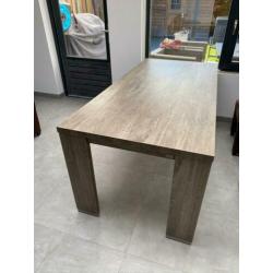 Eetkamertafel met 4 verrijdbare stoelen.