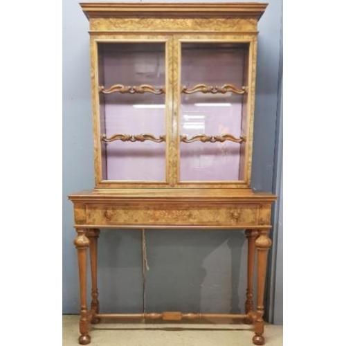 Hollands noten met wortelnoot sidetable met vitrine opstand