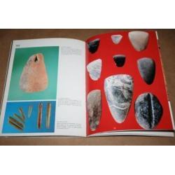 Boek over prehistorische vondsten / grotten v/d Pyreneeën !!