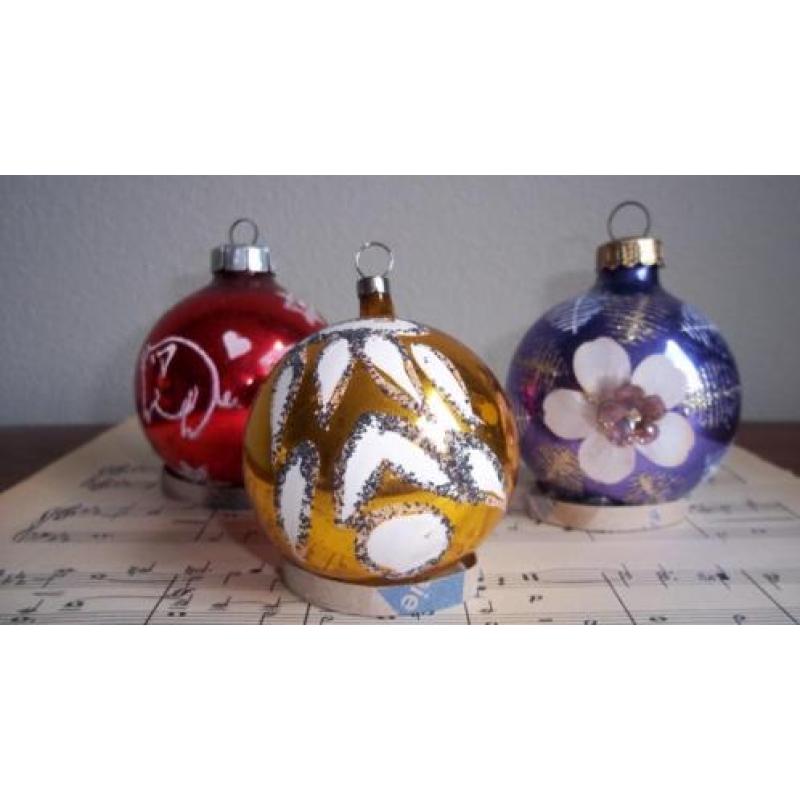 ~ 3 Oude gekleurde kerstballen ~