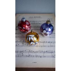 ~ 3 Oude gekleurde kerstballen ~