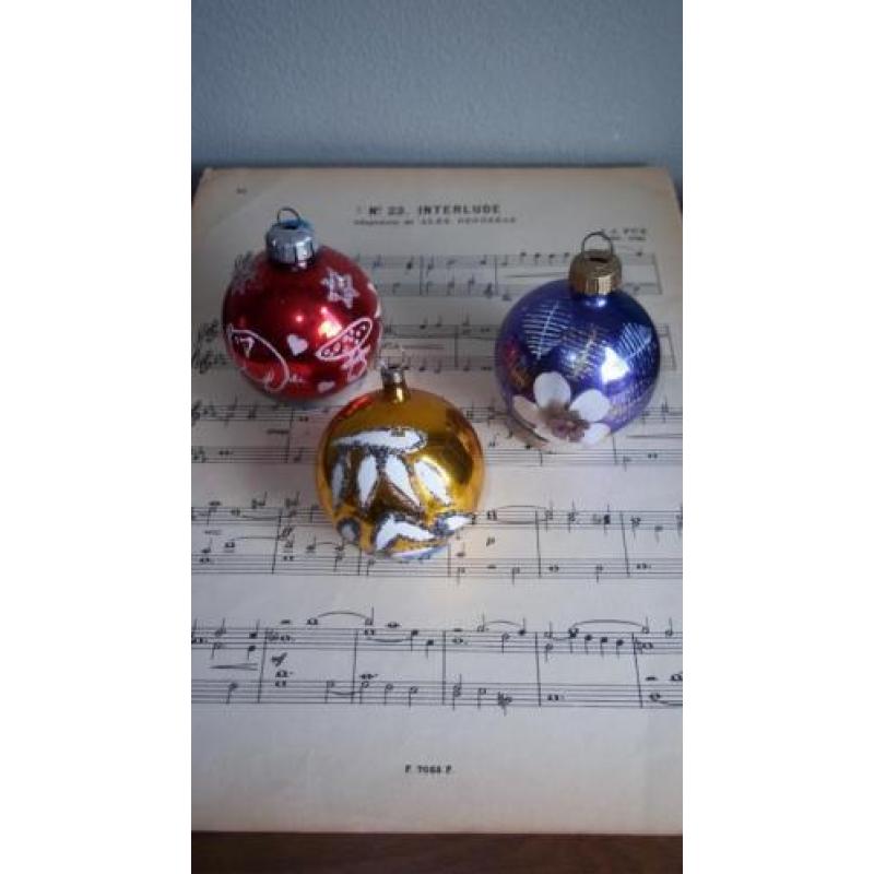 ~ 3 Oude gekleurde kerstballen ~