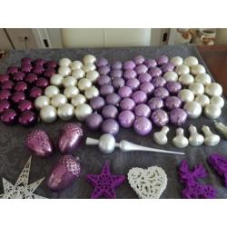 Kerstboom versiering wit/lila/paars 133 stuks in box