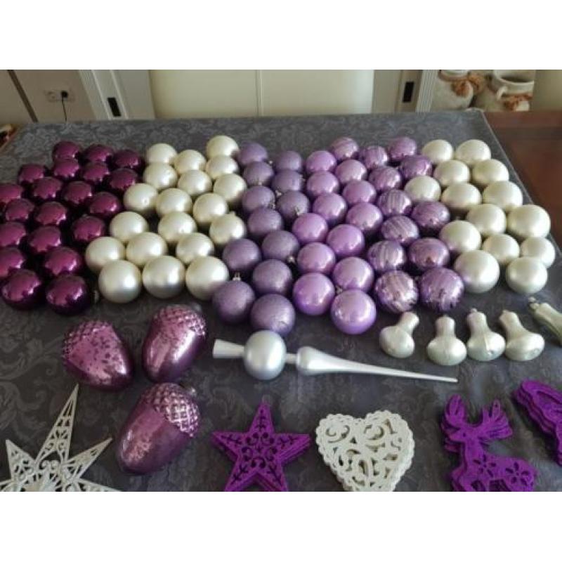Kerstboom versiering wit/lila/paars 133 stuks in box