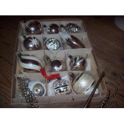 12 oude kerstballen ,1 glazen slinger en glazen piek zilver