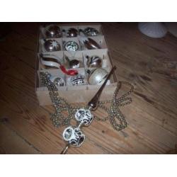 12 oude kerstballen ,1 glazen slinger en glazen piek zilver