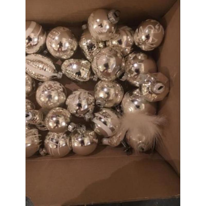 Oude Kerstballen met piek