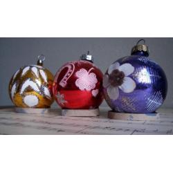 ~ 3 Oude gekleurde kerstballen ~