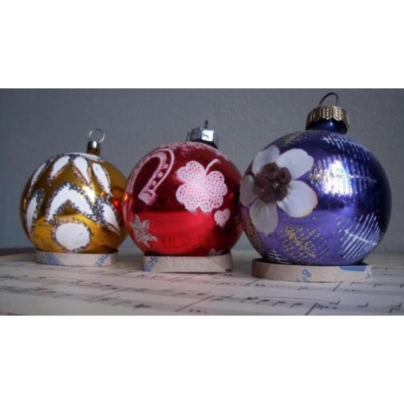 ~ 3 Oude gekleurde kerstballen ~