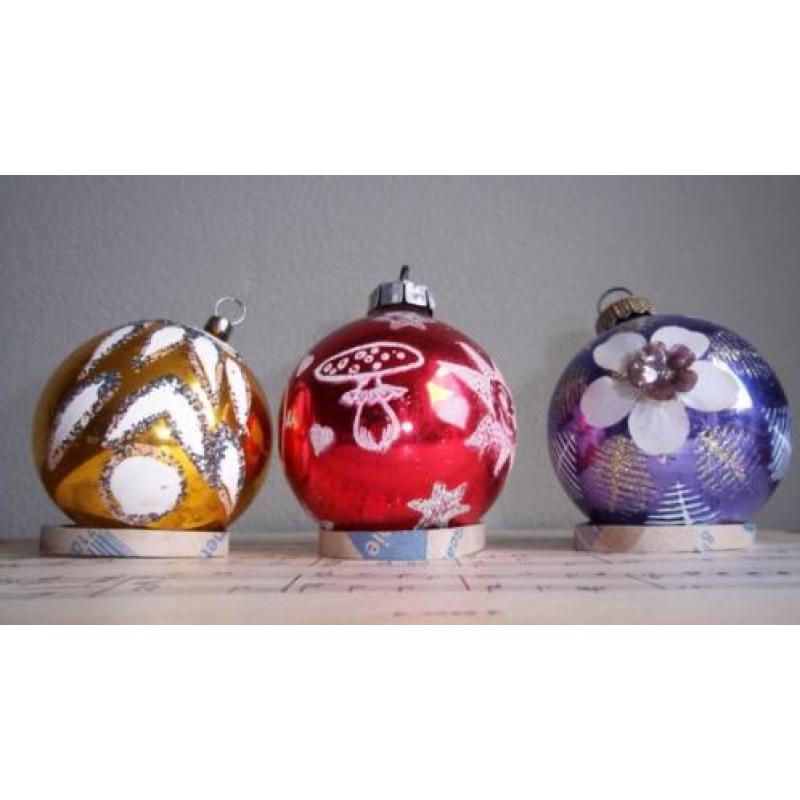 ~ 3 Oude gekleurde kerstballen ~