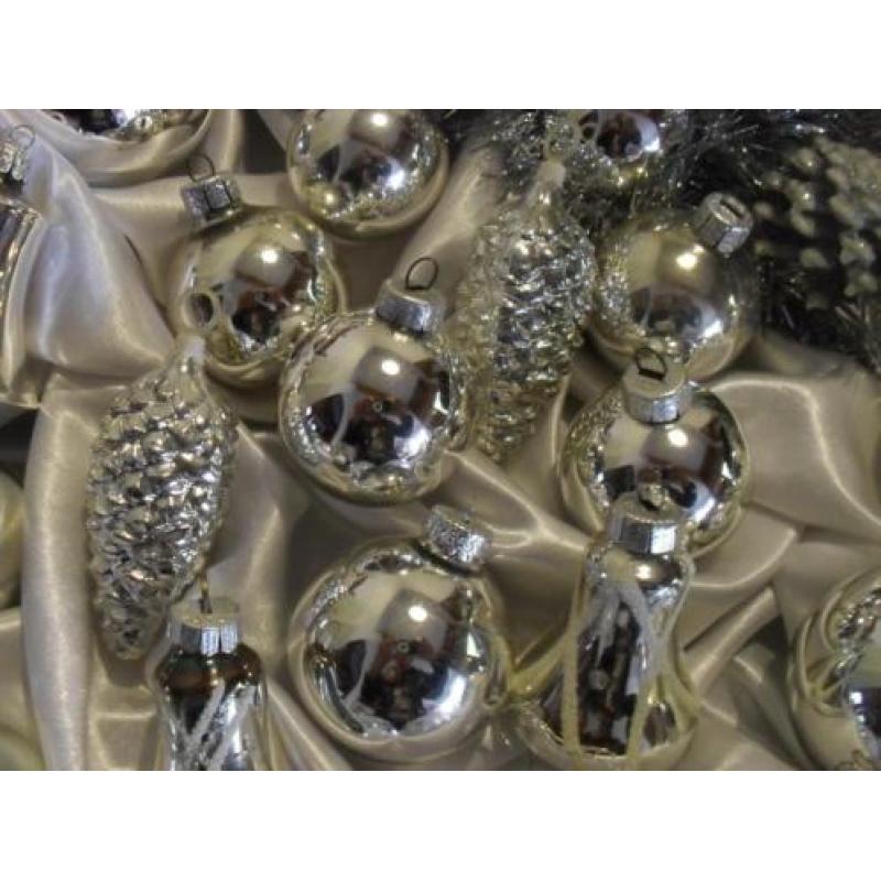 grote set zilveren kerstballen